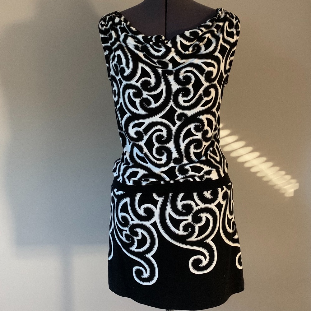 Fitted sleeveless dress with swirl pattern
